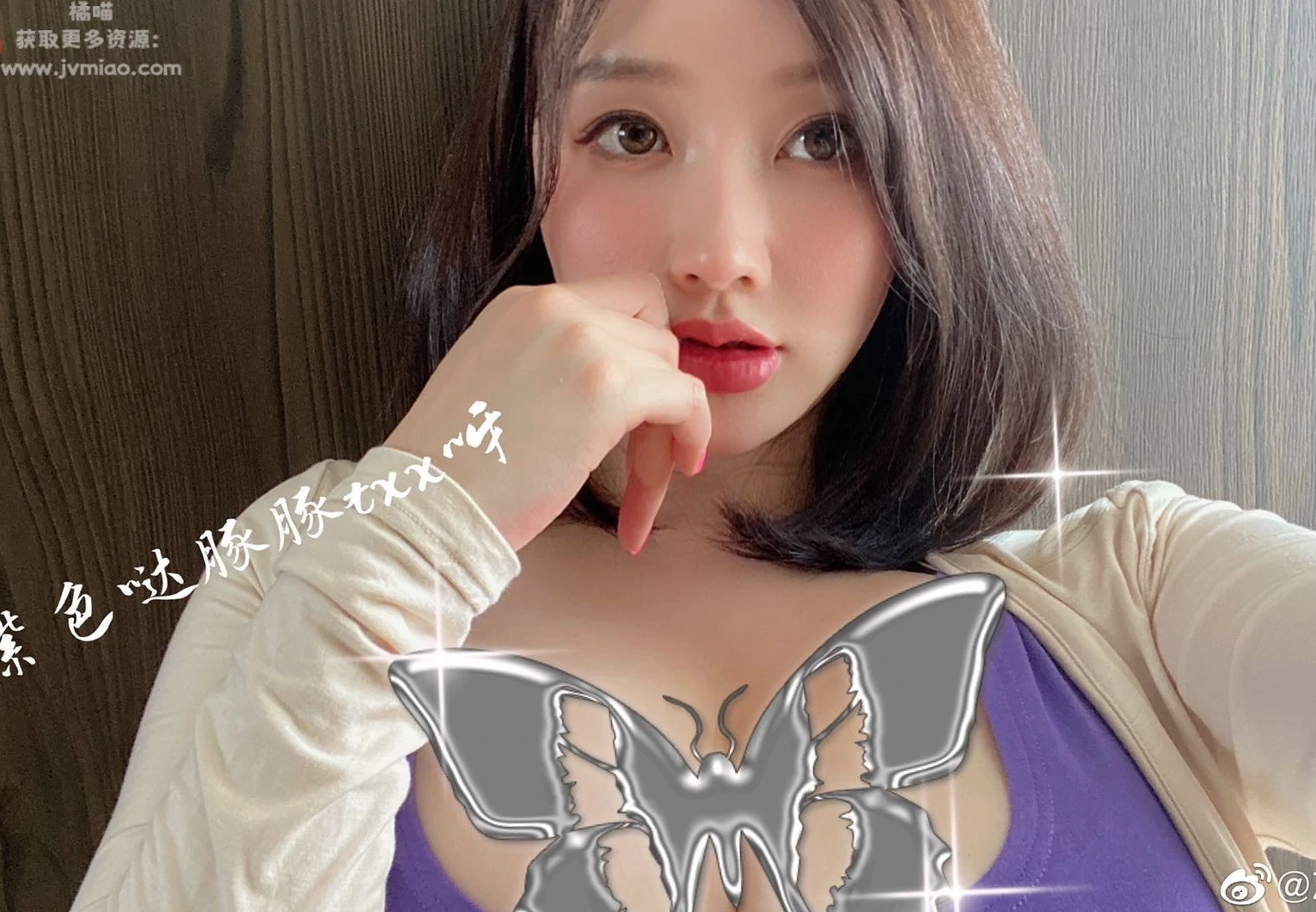 "从《吊带黑丝》窥见Z世代欲望:微密圈紫色的豚豚引爆的三大社会情绪"
